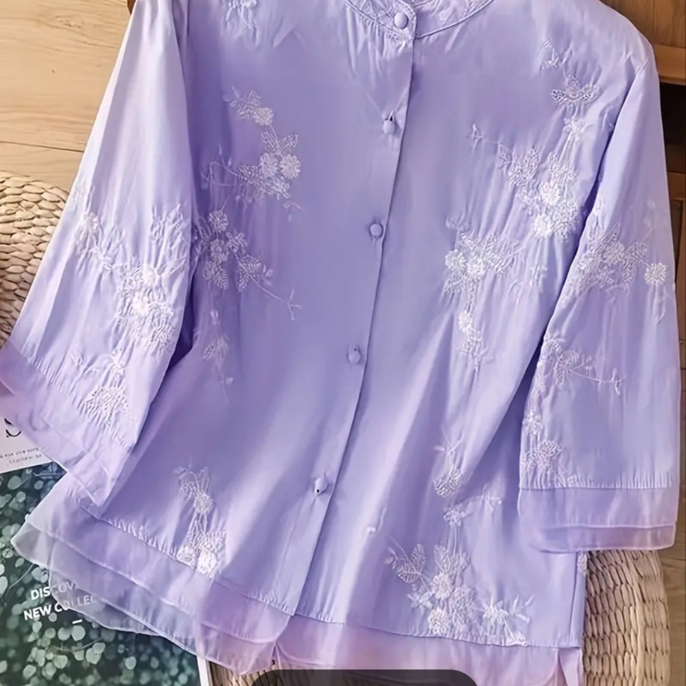 Gorgeous lavender 3/4 sleeve blouse with white embroidery, banded collar, lg